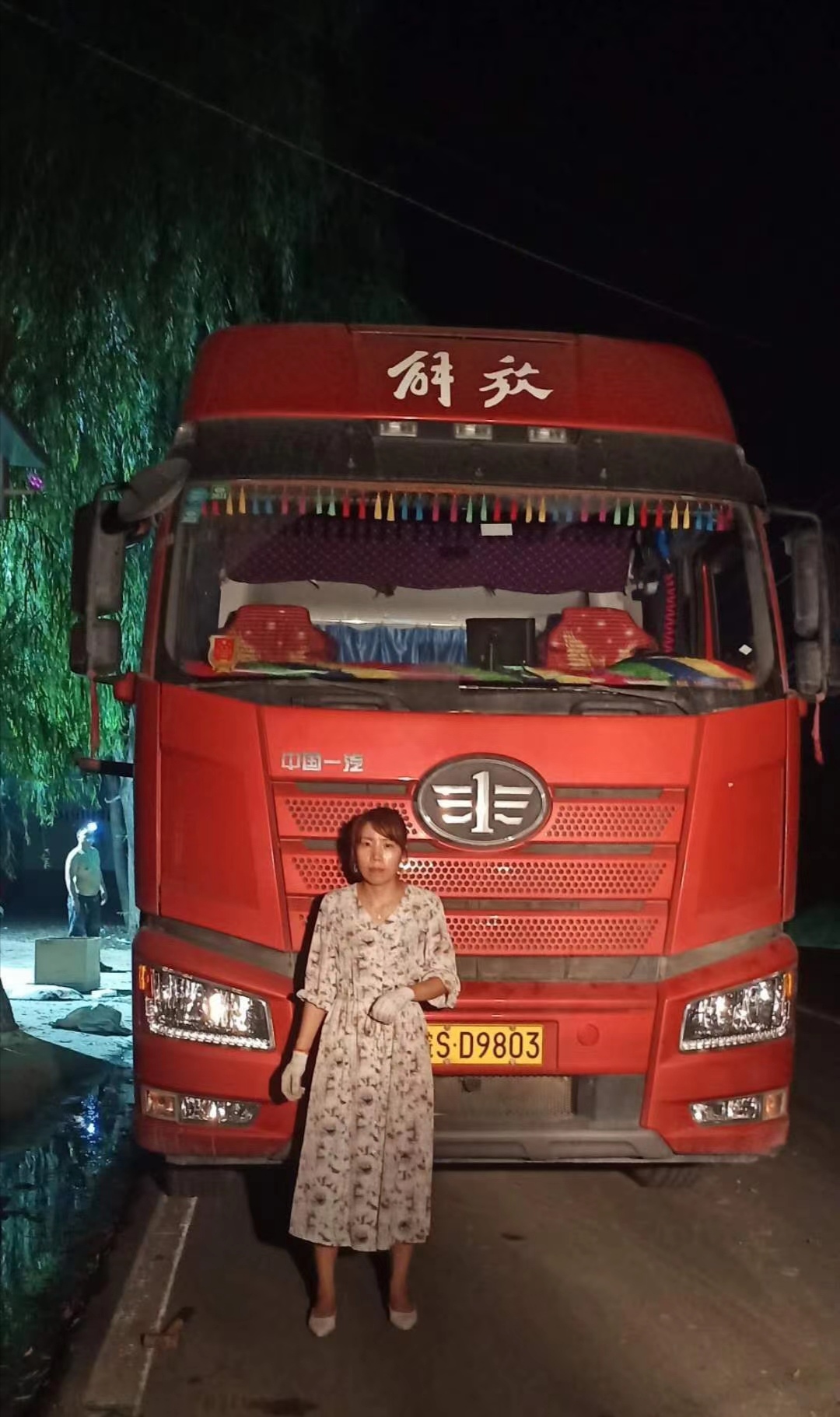 ，有自動拔管自動落管功能，可定制左右側(cè)推功能，配有三片打孔刀，打孔刀是防傷紙刀組，